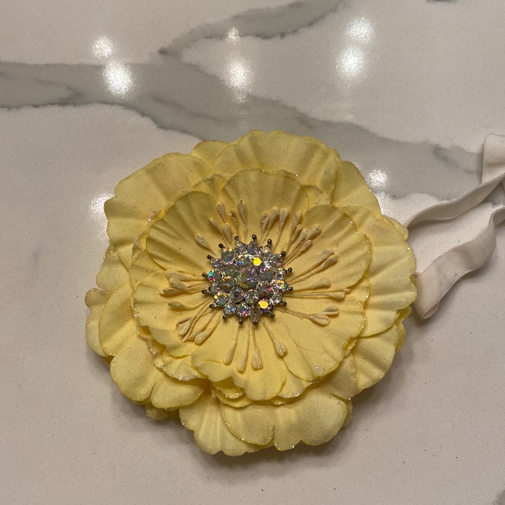 💛 2/$15* Pale Yellow Tieks Flower 💛